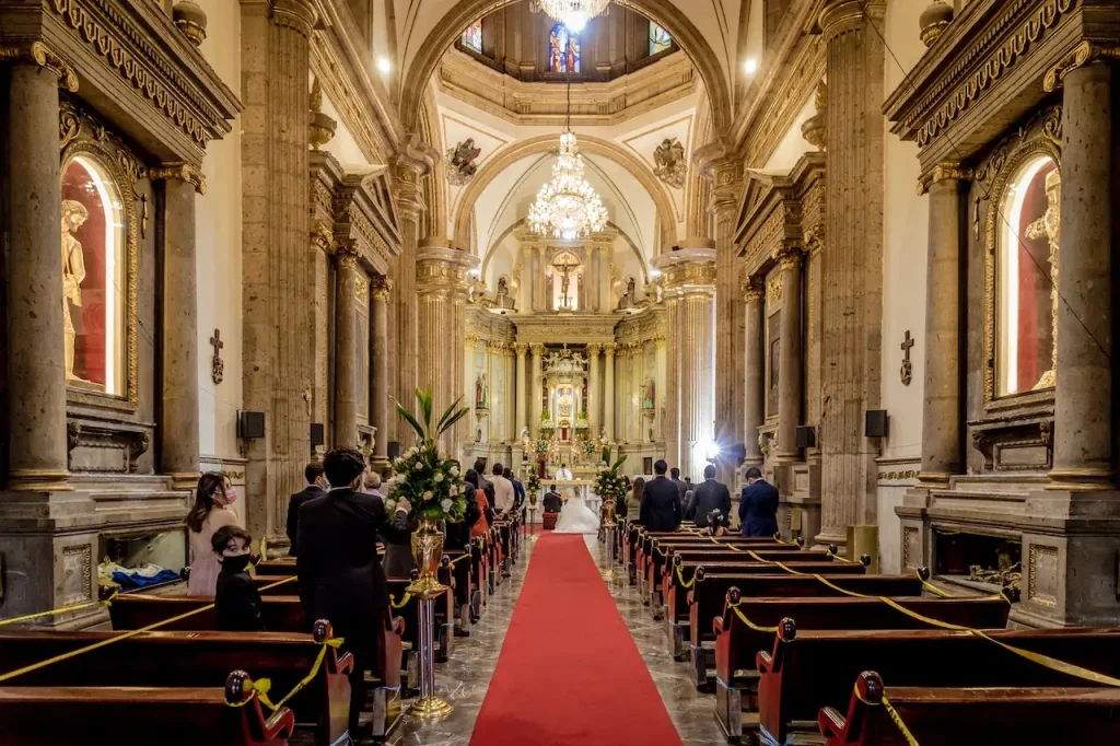 Släkt och vänner sitter på höger sida av kyrkan